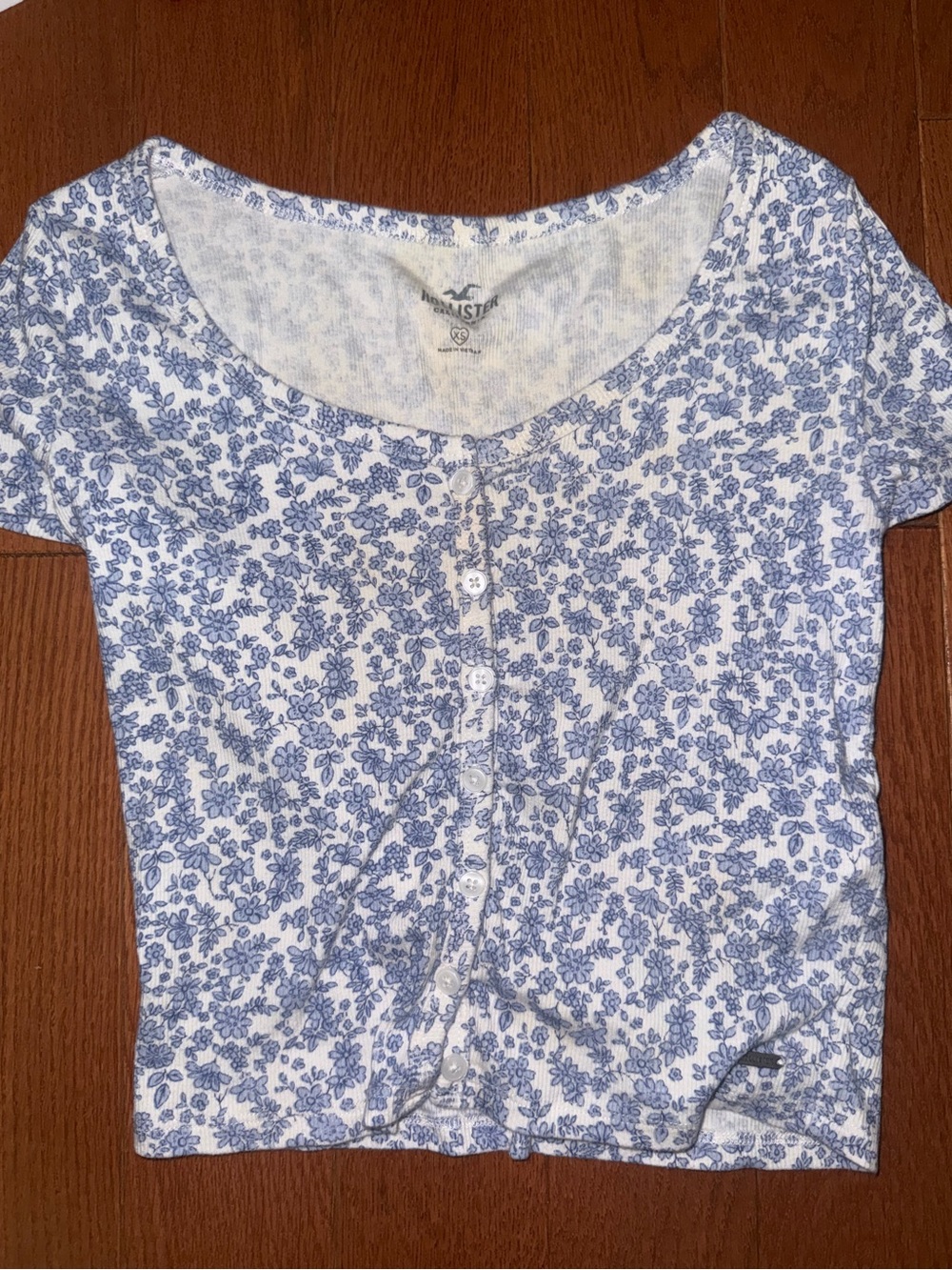 Hollister White and Light Blue Floral Button-Front Crop Top
